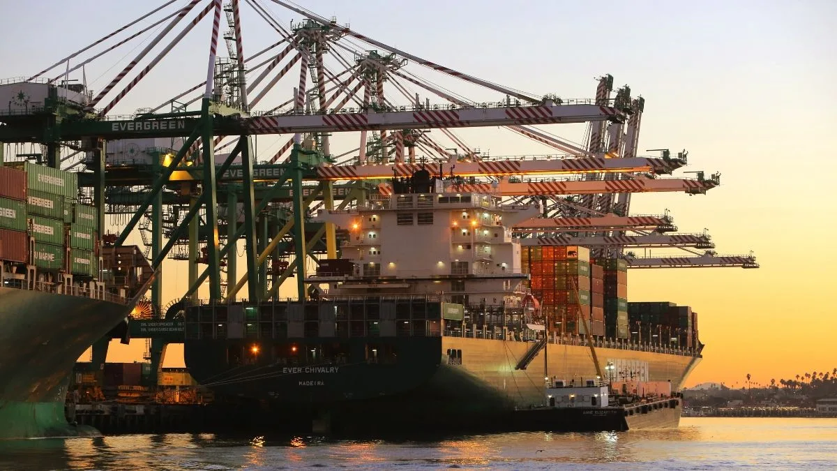 Global logistics vessel
